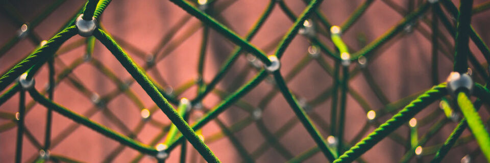 Der Aufbau eines Mesh-Networks ähnelt – wie der Namen schon sagt – dem Aufbau eines geknüpften Netzes. Der Aufbau eines Mesh-Networks ähnelt – wie der Namen schon sagt – dem Aufbau eines geknüpften Netzes.