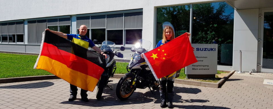 Jessica Eichel begleitet ihren Vater Frank Eichel auf dem Weg zu seinem neuen Arbeitsplatz in China: Standesgemäß auf dem Motorrad. Jessica Eichel begleitet ihren Vater Frank Eichel auf dem Weg zu seinem neuen Arbeitsplatz in China: Standesgemäß auf dem Motorrad.