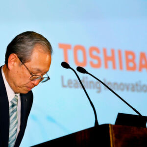 Toshiba-Chef Satoshi Tsunakawa während einer Pressekonferenz im Hauptsitz der Firma in Tokio (Japan). Der angeschlagene japanische Technologiekonzern Toshiba muss sich in absehbarer Zeit nicht von der Börse in Tokio zurückziehen, nachdem ein Auditor die jüngsten Geschäftszahlen mit einer "qualifizierten Meinung" beglaubigt hat. Unternehmen müssen für gewöhnlich den japanischen Nikkei-Index verlassen, wenn sie zwei Jahre in Folge Rekord-Negativergebnisse erzielt. Toshiba-Chef Satoshi Tsunakawa während einer Pressekonferenz im Hauptsitz der Firma in Tokio (Japan). Der angeschlagene japanische Technologiekonzern Toshiba muss sich in absehbarer Zeit nicht von der Börse in Tokio zurückziehen, nachdem ein Auditor die jüngsten Geschäftszahlen mit einer "qualifizierten Meinung" beglaubigt hat. Unternehmen müssen für gewöhnlich den japanischen Nikkei-Index verlassen, wenn sie zwei Jahre in Folge Rekord-Negativergebnisse erzielt.
