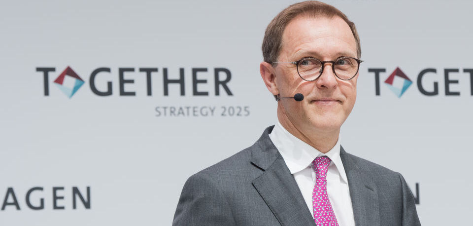 „Vielleicht beteiligen wir uns auch an Minengesellschaften“, fügte der seit Herbst 2015 für Volkswagen tätige Ex-Opel-Chef an. „Vielleicht beteiligen wir uns auch an Minengesellschaften“, fügte der seit Herbst 2015 für Volkswagen tätige Ex-Opel-Chef an.