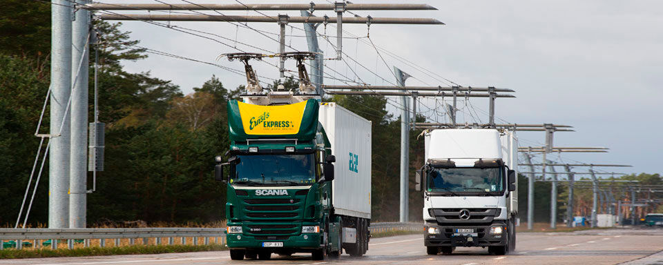 Ab Ende des Jahres 2018 sollen auf einem Abschnitt der Autobahn A5 testweise Hybrid-Lkw rollen – versorgt von einer Oberleitung. Ab Ende des Jahres 2018 sollen auf einem Abschnitt der Autobahn A5 testweise Hybrid-Lkw rollen – versorgt von einer Oberleitung.