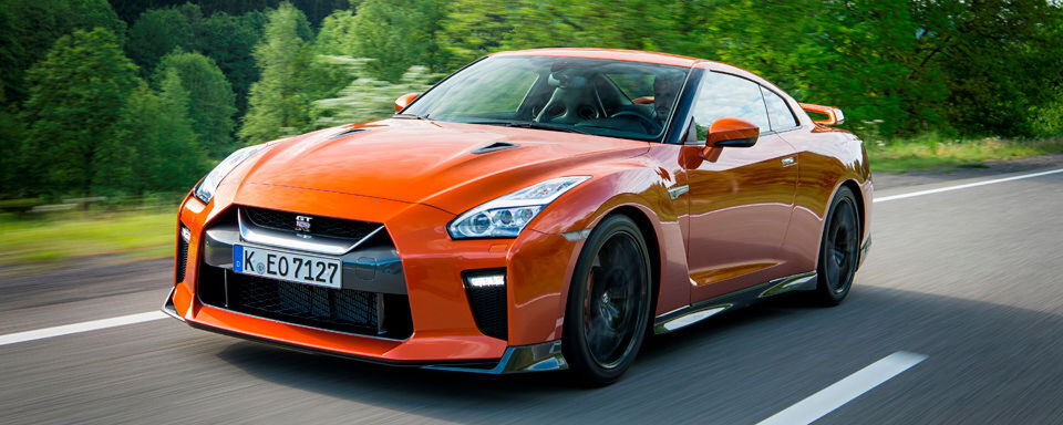 Die Ingenieure haben dem Nissan GT-R ein Facelift verpasst. Die vierte Generation hat jetzt 570 PS und kostet knapp 100.000 Euro. Die Ingenieure haben dem Nissan GT-R ein Facelift verpasst. Die vierte Generation hat jetzt 570 PS und kostet knapp 100.000 Euro.