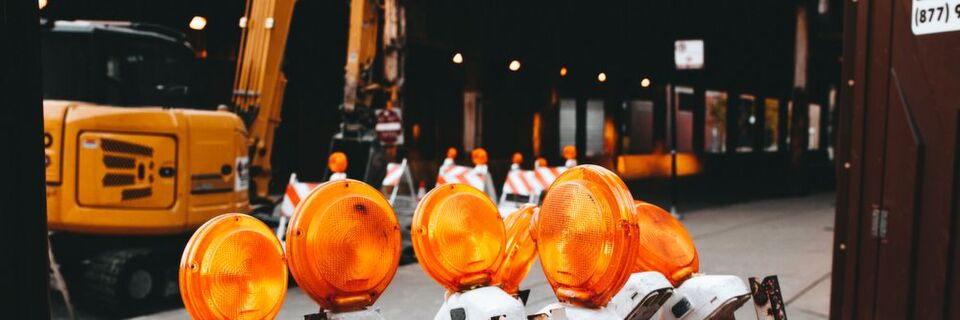Viele Unternehmen betrachten ihre PowerPoints resignierend als ungeliebte Dauerbaustelle. Mit den richtigen Tipps, können Präsentationen aber zum Erfolg werden. Viele Unternehmen betrachten ihre PowerPoints resignierend als ungeliebte Dauerbaustelle. Mit den richtigen Tipps, können Präsentationen aber zum Erfolg werden.