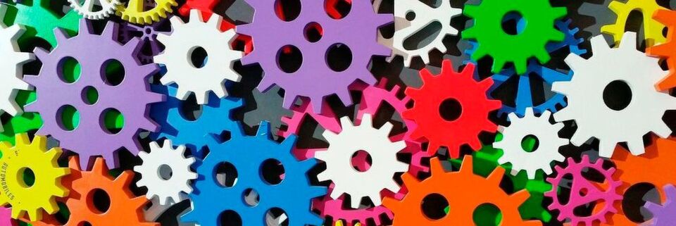 Jeder Microservice stellt eine gewisse Funktion zur Verfügung, gemeinsam ergeben sie eine Anwendung, deren Dienste sich recht einfach austauschen lassen. Jeder Microservice stellt eine gewisse Funktion zur Verfügung, gemeinsam ergeben sie eine Anwendung, deren Dienste sich recht einfach austauschen lassen.