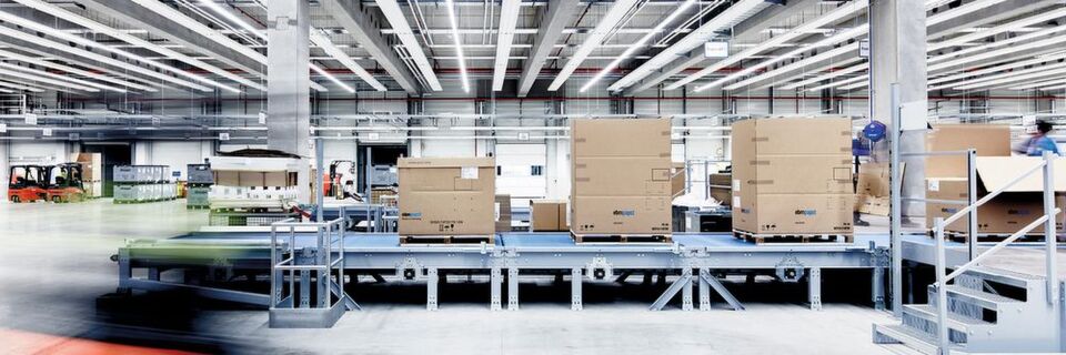 Bild 1: An die Produktion schließen Wareneingang und -ausgang, also Lagerbereiche, an. Um hier nicht zusätzlich heizen zu müssen, wird die Abwärme über Lüftungsgeräte in diese Bereiche geführt. Bild 1: An die Produktion schließen Wareneingang und -ausgang, also Lagerbereiche, an. Um hier nicht zusätzlich heizen zu müssen, wird die Abwärme über Lüftungsgeräte in diese Bereiche geführt.