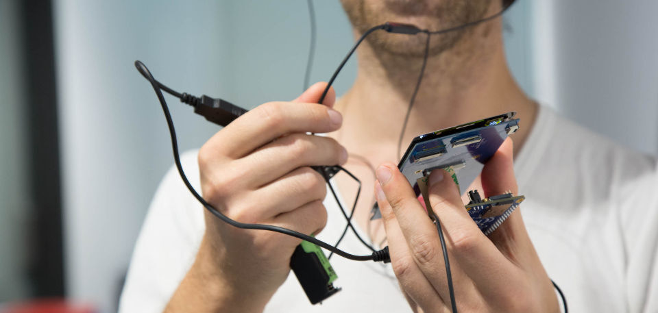 Auf Basis eines Orange Pi SBC und eines Android-Betriebssystem lässt sich prinzipiell für nicht mehr als 20 Euro ein Smartphone basteln. Doch wie praktisch und mobil ist so ein Gerät? Auf Basis eines Orange Pi SBC und eines Android-Betriebssystem lässt sich prinzipiell für nicht mehr als 20 Euro ein Smartphone basteln. Doch wie praktisch und mobil ist so ein Gerät?