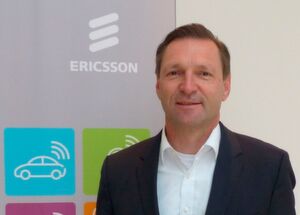 "Die Digitalisierung im Bereich Automotive bietet der Informations- und Kommunikationstechnologie-Branche neue Umsatzpotentiale. Diesem Trend tragen wir mit unserem Engagement in verschiedenen Projekten wie dem Automotive Edge Computing Consortium Rechnung", erklärt Stefan Koetz, Vorsitzender der Geschäftsführung der Ericsson GmbH. "Die Digitalisierung im Bereich Automotive bietet der Informations- und Kommunikationstechnologie-Branche neue Umsatzpotentiale. Diesem Trend tragen wir mit unserem Engagement in verschiedenen Projekten wie dem Automotive Edge Computing Consortium Rechnung", erklärt Stefan Koetz, Vorsitzender der Geschäftsführung der Ericsson GmbH.