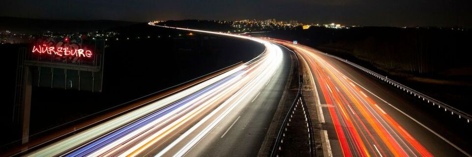 Das Automotive Edge Computing Consortium konzentriert sich unter anderem auf eine optimierte Netzgestaltung mit erhöhten Netzkapazitäten durch Edge-Computing, um große Datenmengen effizient zwischen Fahrzeugen und der Cloud übertragen zu können. Das Automotive Edge Computing Consortium konzentriert sich unter anderem auf eine optimierte Netzgestaltung mit erhöhten Netzkapazitäten durch Edge-Computing, um große Datenmengen effizient zwischen Fahrzeugen und der Cloud übertragen zu können.