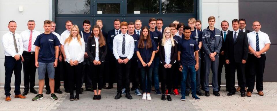 20 Auszubildende in vier Ausbildungsberufen sind zum neuen Lehrjahr bei Schubert Motors ins Berufsleben gestartet (auf dem Foto fehlt eine Auszubildende). 20 Auszubildende in vier Ausbildungsberufen sind zum neuen Lehrjahr bei Schubert Motors ins Berufsleben gestartet (auf dem Foto fehlt eine Auszubildende).