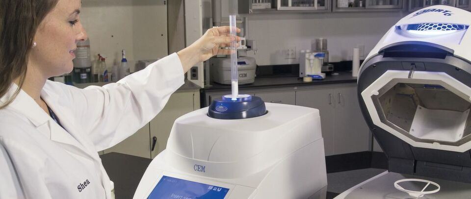Abb. 1: Die vorher getrocknete Probe wird in das Oracle-Modul zur Fettbestimmung eingesetzt. Abb. 1: Die vorher getrocknete Probe wird in das Oracle-Modul zur Fettbestimmung eingesetzt.