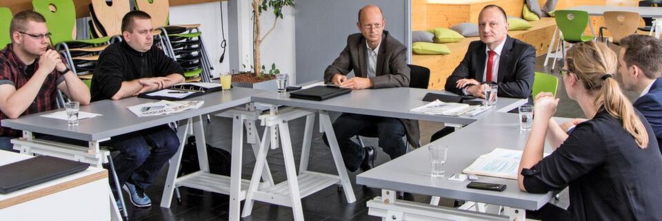 Intelligente Leitungen, die ihr Wartung voraussagen, könnten Anlagenausfälle reduzieren. konstruktionspraxis holte Anbieter und Anwender an einen Tisch, um Anforderungen und Möglichkeiten zu diskutieren. Intelligente Leitungen, die ihr Wartung voraussagen, könnten Anlagenausfälle reduzieren. konstruktionspraxis holte Anbieter und Anwender an einen Tisch, um Anforderungen und Möglichkeiten zu diskutieren.