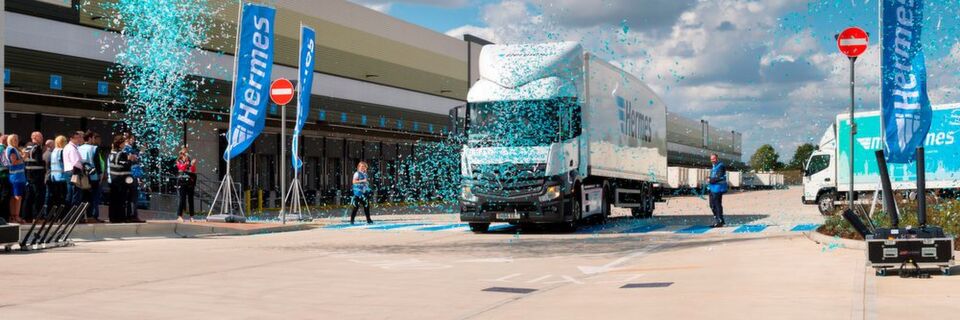 Das neue Logistikzentrum von Hermes ist größer als 34 Fußballfelder und hat eine maximale Verarbeitungskapazität von 1,5 Mio. Paketen pro Tag. Das neue Logistikzentrum von Hermes ist größer als 34 Fußballfelder und hat eine maximale Verarbeitungskapazität von 1,5 Mio. Paketen pro Tag.