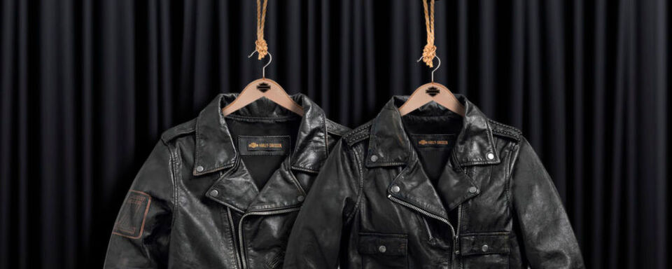 Pünktlich zum 70. Geburtstag der echten Harley-Davidson Bikerjacke präsentiert die Motor Company eine neue und zeitgemäße Version des klassischen Themas: das neue Master Distressed Slim Fit Leather Biker Jacket für Ihn und das Wild Distressed Leather Biker Jacket für Sie. Pünktlich zum 70. Geburtstag der echten Harley-Davidson Bikerjacke präsentiert die Motor Company eine neue und zeitgemäße Version des klassischen Themas: das neue Master Distressed Slim Fit Leather Biker Jacket für Ihn und das Wild Distressed Leather Biker Jacket für Sie.