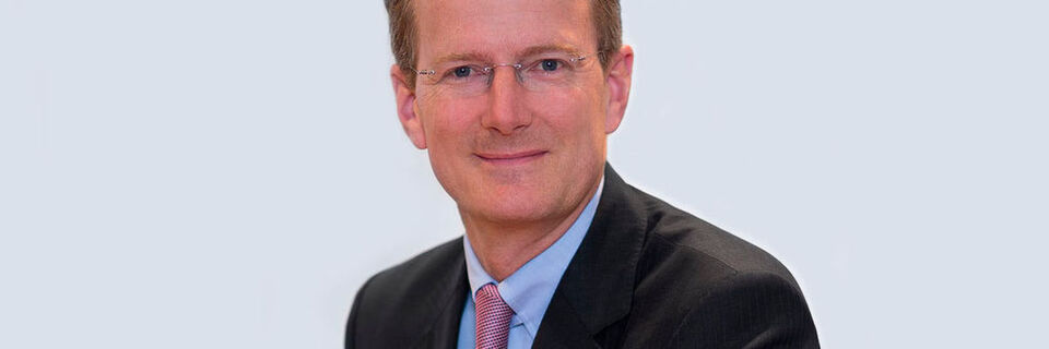 Der promovierte Mediziner Hanns-Peter Knaebel war in den vergangenen acht Jahren Vorstandsvorsitzender der Aesculap AG und vertrat die Sparte Aesculap im Vorstand des Melsunger Medizintechnikherstellers B. Braun Melsungen AG. Der promovierte Mediziner Hanns-Peter Knaebel war in den vergangenen acht Jahren Vorstandsvorsitzender der Aesculap AG und vertrat die Sparte Aesculap im Vorstand des Melsunger Medizintechnikherstellers B. Braun Melsungen AG.