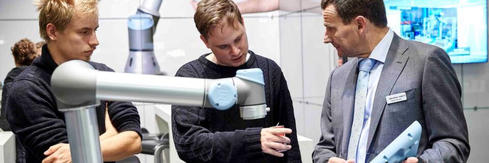 Universal Robots aus dem dänischen Odense gehört mit seinen Leichtbauarmen zu den Pionieren der kollaborativen Robotertechnik. Universal Robots aus dem dänischen Odense gehört mit seinen Leichtbauarmen zu den Pionieren der kollaborativen Robotertechnik.