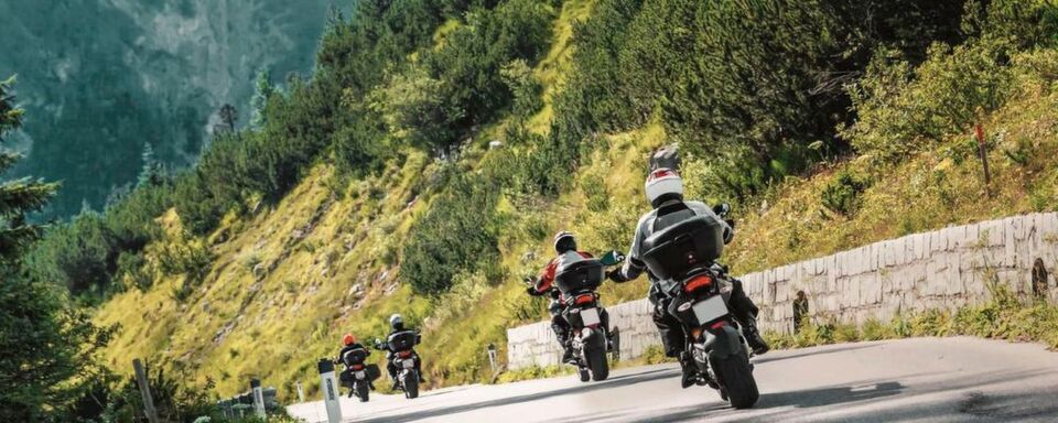 Auch in diesem Jahr befragt Motorradreifendirekt.de Biker zu ihren Lieblings-Zielen und weitesten Strecken im Biker-Sommer 2017. Zu gewinnen gibt es unter anderem ein Garmin-Navigationssystem oder eine GoPro-Kamera inklusive Helmhalterung. Auch in diesem Jahr befragt Motorradreifendirekt.de Biker zu ihren Lieblings-Zielen und weitesten Strecken im Biker-Sommer 2017. Zu gewinnen gibt es unter anderem ein Garmin-Navigationssystem oder eine GoPro-Kamera inklusive Helmhalterung.