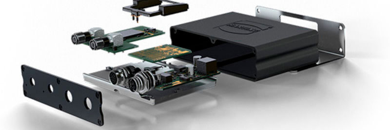 Die MICA ist eine modulare Plattform aus offener Hardware und Software. Im Unterschied zu Einplatinen-Computern wie Raspberry Pi ist die Platine dreigeteilt. Eine davon kann frei bestückt werden. Formfaktor und Schutzart bleiben so auch bei Hardware-Anpassungen bestehen. Die MICA ist eine modulare Plattform aus offener Hardware und Software. Im Unterschied zu Einplatinen-Computern wie Raspberry Pi ist die Platine dreigeteilt. Eine davon kann frei bestückt werden. Formfaktor und Schutzart bleiben so auch bei Hardware-Anpassungen bestehen.