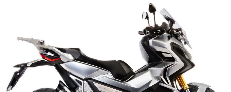 Sowohl die Edelstahl-, als auch die Carbonvariante machen am Honda X-ADV einen guten Eindruck. Das sogenannte „Shark Cut“-Design soll einen unverwechselbaren Look zeigen, so die italienischen Designer. Sowohl die Edelstahl-, als auch die Carbonvariante machen am Honda X-ADV einen guten Eindruck. Das sogenannte „Shark Cut“-Design soll einen unverwechselbaren Look zeigen, so die italienischen Designer.