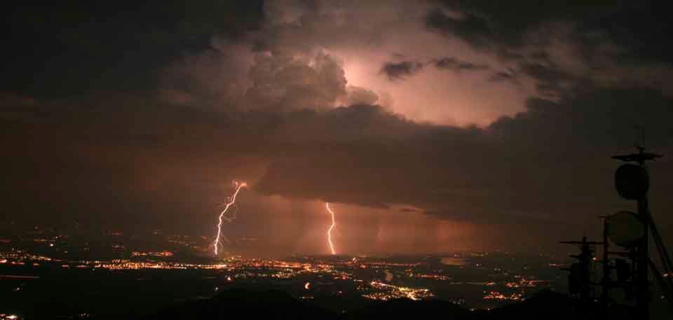 Unwetter über dem Flughafen Unwetter über dem Flughafen