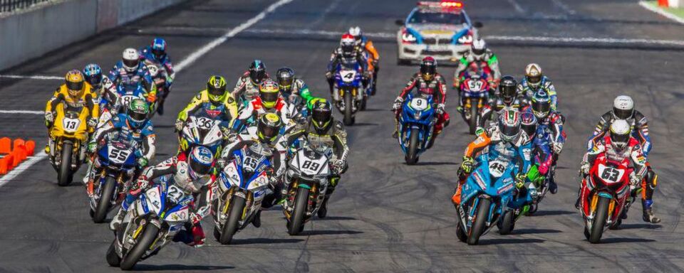 Markus Reiterberger setzte sich am Lausitzring auf Pirelli-Reifen gegen seine Mitstreiter durch und ließ sich vorzeitig zum IDM-Champion 2017 küren: Bei den zwei noch ausstehenden Events kann sein Punktestand nicht mehr eingeholt werden. Markus Reiterberger setzte sich am Lausitzring auf Pirelli-Reifen gegen seine Mitstreiter durch und ließ sich vorzeitig zum IDM-Champion 2017 küren: Bei den zwei noch ausstehenden Events kann sein Punktestand nicht mehr eingeholt werden.