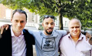 Eine ungewöhnliche Partnerschaft (v.l.n.r.): John Devine, Medical Business Unit Director von Invibio, Unfallopfer James Ellington und Ron Szekely, Vice President of Sales and Marketing bei Carbo-Fix, teilen ihre Leidenschaft für Fortschritt. Ellington geben die Innovationen der beiden Unternehmen Hoffnung auf eine Rückkehr in den Hochleistungssport. Eine ungewöhnliche Partnerschaft (v.l.n.r.): John Devine, Medical Business Unit Director von Invibio, Unfallopfer James Ellington und Ron Szekely, Vice President of Sales and Marketing bei Carbo-Fix, teilen ihre Leidenschaft für Fortschritt. Ellington geben die Innovationen der beiden Unternehmen Hoffnung auf eine Rückkehr in den Hochleistungssport.