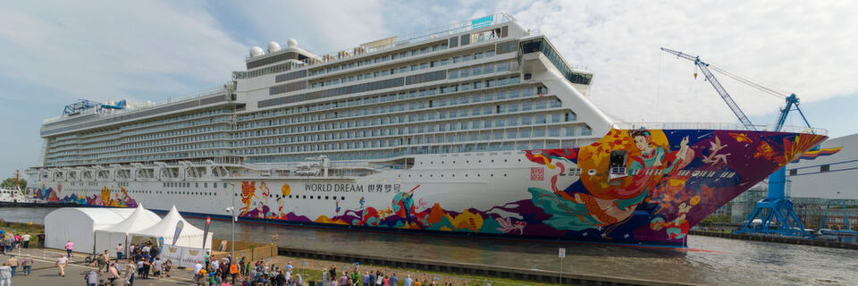 Die World Dream hat Ende August das überdachte Baudock verlassen. Nun erfolgt an der Pier im Westhafen die Montage des Schornsteins. Die World Dream hat Ende August das überdachte Baudock verlassen. Nun erfolgt an der Pier im Westhafen die Montage des Schornsteins.