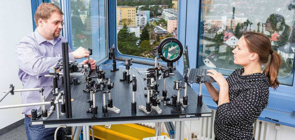 Empfangsbereit: Bettina Heim und Christian Peuntinger präparieren den Empfänger Bob, der im Informatikgebäude der Universität Erlangen-Nürnberg aufgebaut ist, für das Experiment. Empfangsbereit: Bettina Heim und Christian Peuntinger präparieren den Empfänger Bob, der im Informatikgebäude der Universität Erlangen-Nürnberg aufgebaut ist, für das Experiment.