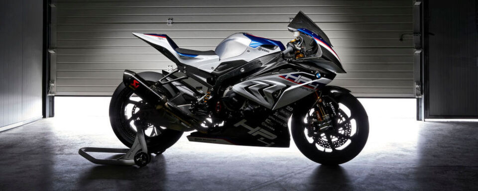 BMW Motorrad bringt eine exklusive Auflage der HP 4 Race. Antrieb, Elektronik und Federelemente rangieren auf Superbike-Niveau, während Carbonteile das Bike zu einem Leichtgewicht machen. BMW Motorrad bringt eine exklusive Auflage der HP 4 Race. Antrieb, Elektronik und Federelemente rangieren auf Superbike-Niveau, während Carbonteile das Bike zu einem Leichtgewicht machen.