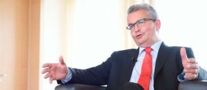 Bertram Brossardt (vbw): „Jedes Unternehmen braucht eine eigene Digitalisierungsstrategie. Zudem muss der Staat für die passenden Rahmenbedingungen sorgen.“ Bertram Brossardt (vbw): „Jedes Unternehmen braucht eine eigene Digitalisierungsstrategie. Zudem muss der Staat für die passenden Rahmenbedingungen sorgen.“