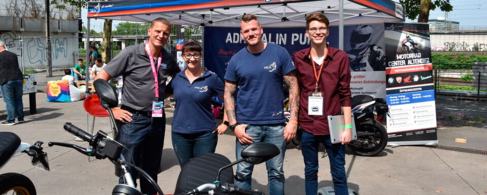 Biketreffen auf dem Top-Youtuber-Event in Köln (v.li.): Stephan Maderner, Alexandra Tomasello, Simon Textor (MCA Altendiez) und Lukas Maderner (VideoDays). Biketreffen auf dem Top-Youtuber-Event in Köln (v.li.): Stephan Maderner, Alexandra Tomasello, Simon Textor (MCA Altendiez) und Lukas Maderner (VideoDays).