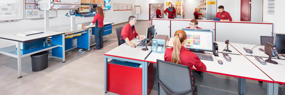 In der Galliker Logistics Academy werden Mitarbeitern Themen wie Digitalisierung, Vernetzung und Logistik 4.0 vermittelt. In der Galliker Logistics Academy werden Mitarbeitern Themen wie Digitalisierung, Vernetzung und Logistik 4.0 vermittelt.