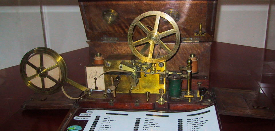 Ein Schreibtelegraf nach dem ursprünglichen Design von Samuel Morse (1837). Vor 180 Jahren demonstrierte der US-Amerikaner erstmals vor Publikum die Nutzung von elektrischen Signalen zur Nachrichtenübermittlung. Ein Schreibtelegraf nach dem ursprünglichen Design von Samuel Morse (1837). Vor 180 Jahren demonstrierte der US-Amerikaner erstmals vor Publikum die Nutzung von elektrischen Signalen zur Nachrichtenübermittlung.