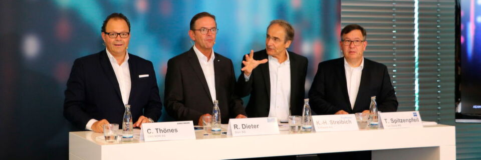 V.l.: Christian Thönes, Vorstandvorsitzender der DMG Mori AG, Ralf W. Dieter, Vorstandsvorsitzender der Dürr AG, Karl-Heinz Streibich, Vorstandsvorsitzender der Software AG und Thomas Spitzenpfeil, CFO und CIO der Zeiss Gruppe verkündeten am 5. September 2017 ihre strategische IIOT-Allianz. V.l.: Christian Thönes, Vorstandvorsitzender der DMG Mori AG, Ralf W. Dieter, Vorstandsvorsitzender der Dürr AG, Karl-Heinz Streibich, Vorstandsvorsitzender der Software AG und Thomas Spitzenpfeil, CFO und CIO der Zeiss Gruppe verkündeten am 5. September 2017 ihre strategische IIOT-Allianz.