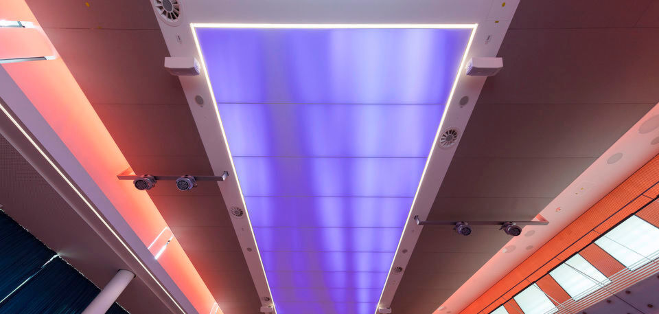 Auf einer Fläche von 100 Quadratmetern überspannt Lumious Textile den Forumssaal der IHK. Mit den Panels lässt sich das Licht dynamisch einstellen und gleichzeitig die Raumakustik verbessern. Auf einer Fläche von 100 Quadratmetern überspannt Lumious Textile den Forumssaal der IHK. Mit den Panels lässt sich das Licht dynamisch einstellen und gleichzeitig die Raumakustik verbessern.