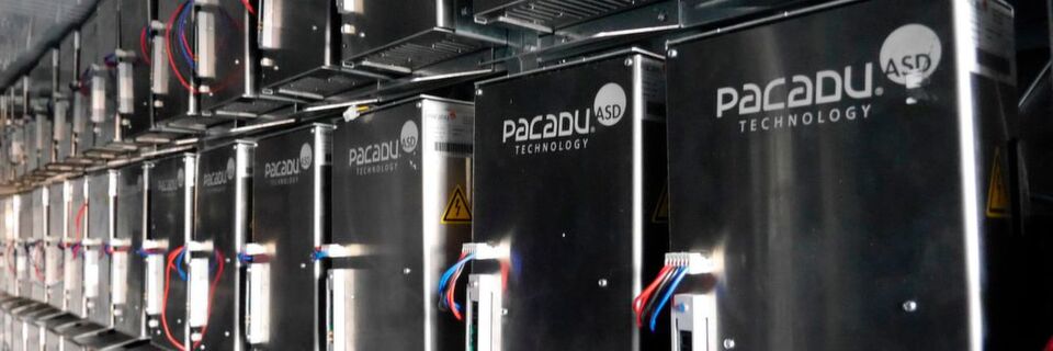 Die Pacadu-Technologie schaltet Zellen in Speicherblöcken durchgängig parallel und kann so aus jeder Zelle die maximale Kapazität herausholen. Die Pacadu-Technologie schaltet Zellen in Speicherblöcken durchgängig parallel und kann so aus jeder Zelle die maximale Kapazität herausholen.