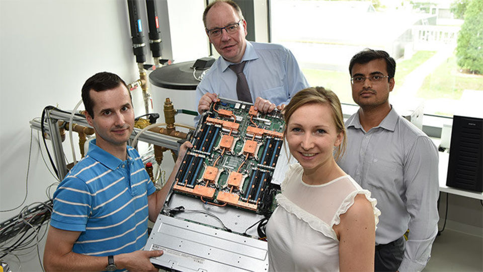 Die Chemnitzer Wissenschaftler Dr. Thomas Oppelt (v.l.), Professor Thorsten Urbaneck, Verena Rudolf und Nirendra lal Shrestha von der Professur Technische Thermodynamik zeigen, dass man mit Servern auch heizen kann. Die Chemnitzer Wissenschaftler Dr. Thomas Oppelt (v.l.), Professor Thorsten Urbaneck, Verena Rudolf und Nirendra lal Shrestha von der Professur Technische Thermodynamik zeigen, dass man mit Servern auch heizen kann.
