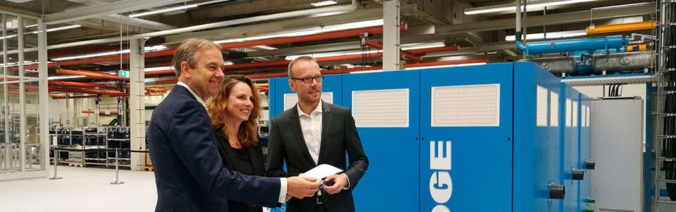 Kompressorspezialisten mit Industrie-4.0-Vision: Die Boge-Geschäftsführung bei der Eröffung der neuen Smart-Factory. Kompressorspezialisten mit Industrie-4.0-Vision: Die Boge-Geschäftsführung bei der Eröffung der neuen Smart-Factory.