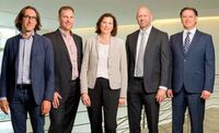 (v.l.n.r.): Bernd Bilek (Teamleiter BDM & Pre-Sales Security Solution Practice & Mobility, Tech Data Azlan), Ralf Stadler (Director Security Solution Practice & Mobility, Tech Data Azlan), Barbara Koch (Managing Director, Tech Data Azlan Deutschland & Österreich), Ted Ross (Co-Founder und CEO von SpyCloud) Jerry Karels (Chief Revenue Officer von SpyCloud) (v.l.n.r.): Bernd Bilek (Teamleiter BDM & Pre-Sales Security Solution Practice & Mobility, Tech Data Azlan), Ralf Stadler (Director Security Solution Practice & Mobility, Tech Data Azlan), Barbara Koch (Managing Director, Tech Data Azlan Deutschland & Österreich), Ted Ross (Co-Founder und CEO von SpyCloud) Jerry Karels (Chief Revenue Officer von SpyCloud)