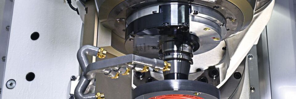 Dieser Schwenkkopf eines Werkzeugschleifzentrums wird im Notfall von dem Klemmsystem Diskclamp von Hema gehalten. Dieser Schwenkkopf eines Werkzeugschleifzentrums wird im Notfall von dem Klemmsystem Diskclamp von Hema gehalten.