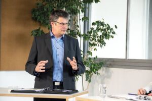 „Einen Klebstoff könnte man doch etwas vorschädigen, um zu sehen, wie er sich dann weiter verhält,“ schlägt Walter Thiel, Vorentwicklung bei Trumpf Werkzeugmaschinen vor. „Einen Klebstoff könnte man doch etwas vorschädigen, um zu sehen, wie er sich dann weiter verhält,“ schlägt Walter Thiel, Vorentwicklung bei Trumpf Werkzeugmaschinen vor.