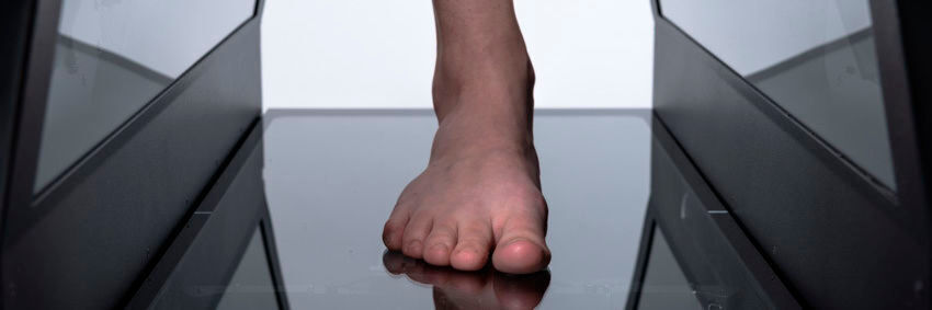 Mittels 3D-Scanning sammelt FitStation Daten zur Fußlänge und -breite sowie volumetrische Daten und vergleicht diese mit dem Ladensortiment, um die am besten passenden Schuhe zu ermitteln. FitStation liefert zudem Empfehlungen für Standardsohlen, die den Fuß im Schuh zusätzlich unterstützen. Mittels 3D-Scanning sammelt FitStation Daten zur Fußlänge und -breite sowie volumetrische Daten und vergleicht diese mit dem Ladensortiment, um die am besten passenden Schuhe zu ermitteln. FitStation liefert zudem Empfehlungen für Standardsohlen, die den Fuß im Schuh zusätzlich unterstützen.