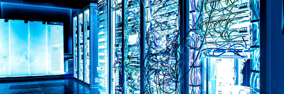 Die Cloud bietet die Möglichkeit, große Mengen unstrukturierter Bestandsdaten in einen Zusammenhang mit aktuellen Geschäftsabläufen zu bringen. Die Cloud bietet die Möglichkeit, große Mengen unstrukturierter Bestandsdaten in einen Zusammenhang mit aktuellen Geschäftsabläufen zu bringen.
