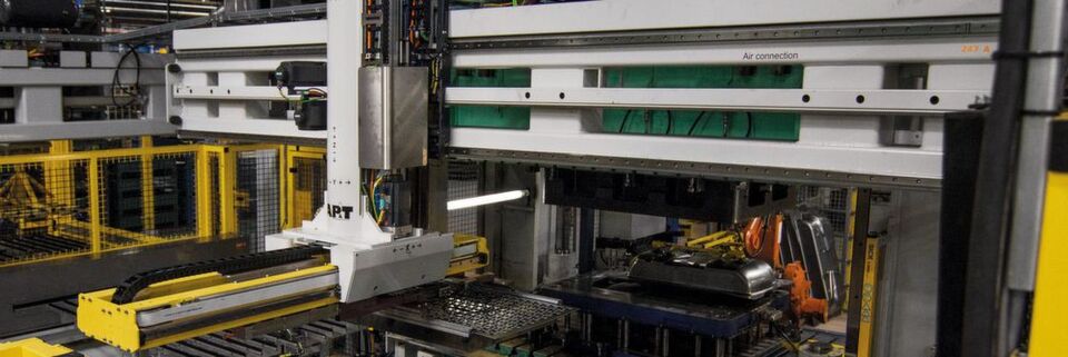 Der neue Speed-Feeder als Kernstück des Produktionssystems bietet 20 % mehr Beschleunigung und 10 % weniger Energieverbrauch als die vorherige Generation. Der neue Speed-Feeder als Kernstück des Produktionssystems bietet 20 % mehr Beschleunigung und 10 % weniger Energieverbrauch als die vorherige Generation.