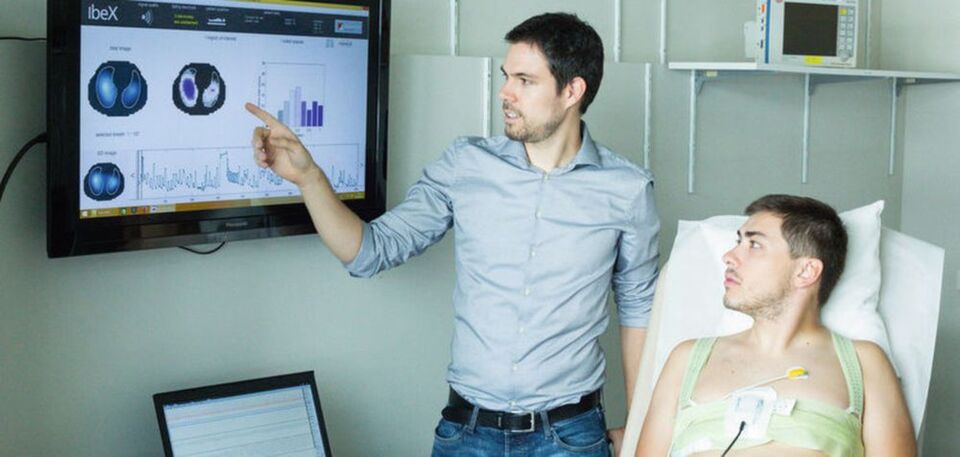 Blick in die Lunge mit der elektrischen Impedanz-Tomographie (EIT): Florian Thürk (links) beim Testen des Elektrodengurts. Blick in die Lunge mit der elektrischen Impedanz-Tomographie (EIT): Florian Thürk (links) beim Testen des Elektrodengurts.