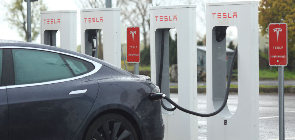 Tesla forciert Ausbau: Mehr Supercharger-Ladestationen in Städten. Tesla forciert Ausbau: Mehr Supercharger-Ladestationen in Städten.
