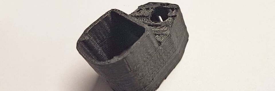 Für die Herstellung von 40.000 Stück dieses Einklebeteils für die Türverkleidung eines Pkws hatte Thomas Pazulla vier Monate Zeit. Das war nur mit Additiver Fertigung lösbar. Für die Herstellung von 40.000 Stück dieses Einklebeteils für die Türverkleidung eines Pkws hatte Thomas Pazulla vier Monate Zeit. Das war nur mit Additiver Fertigung lösbar.