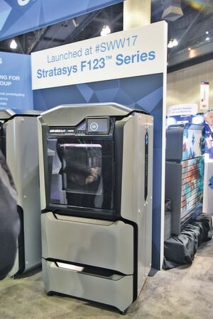 Die Stratasys-Drucker der F123-Serie können mit einer Genauigkeit
von ± 0,2 mm oder
± 0,002 mm/mm drucken. Die Stratasys-Drucker der F123-Serie können mit einer Genauigkeit
von ± 0,2 mm oder
± 0,002 mm/mm drucken.
