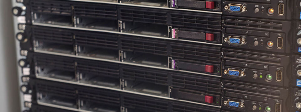 Windcloud nutzt Wund und Biogas als Energiequellen für die Server im eigenen Rechenzentrum; die Kunden bekommen logische Einheiten: virtuelle Server. Windcloud nutzt Wund und Biogas als Energiequellen für die Server im eigenen Rechenzentrum; die Kunden bekommen logische Einheiten: virtuelle Server.