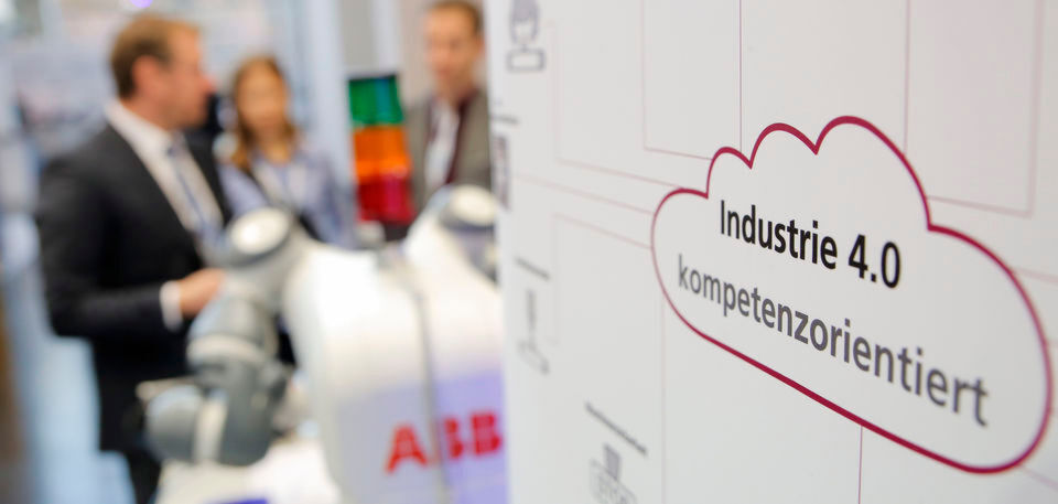 SPS 2017: Die Digitale Transformation rückt in der Branche immer stärker in den Fokus. Diesen Trend spiegeln themenbezogene Sonderschauen und Foren wider. SPS 2017: Die Digitale Transformation rückt in der Branche immer stärker in den Fokus. Diesen Trend spiegeln themenbezogene Sonderschauen und Foren wider.