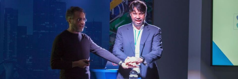 Urs Hölzle, SVP Technical Infrastructure, Google Inc und Michael Korbacher, Director Cloud, Google DACH, drücken den Buzzer zum Start der Google Cloud Region Deutschland. Urs Hölzle, SVP Technical Infrastructure, Google Inc und Michael Korbacher, Director Cloud, Google DACH, drücken den Buzzer zum Start der Google Cloud Region Deutschland.